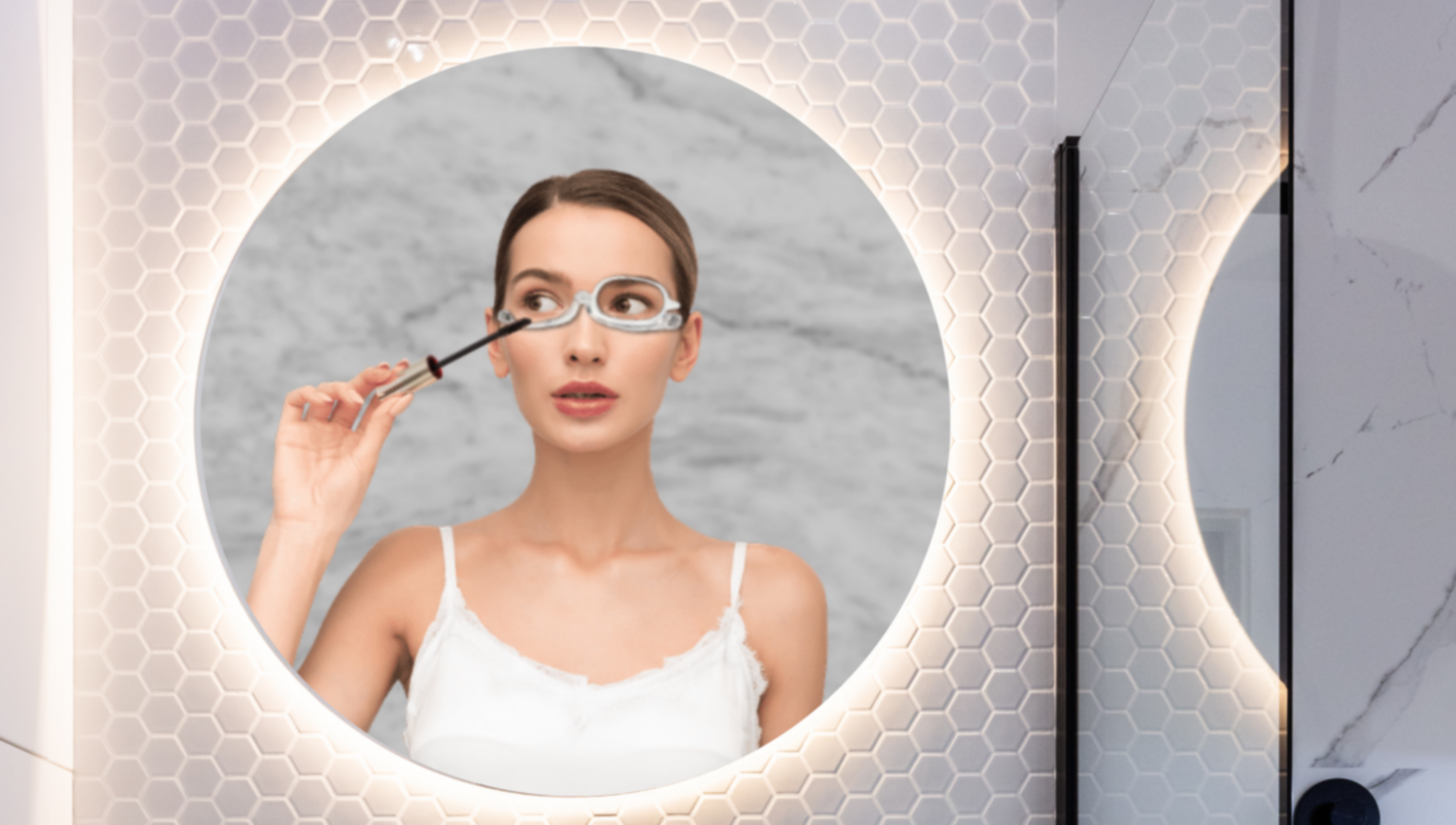 Vrouw in spiegel doet mascara op met make-up bril